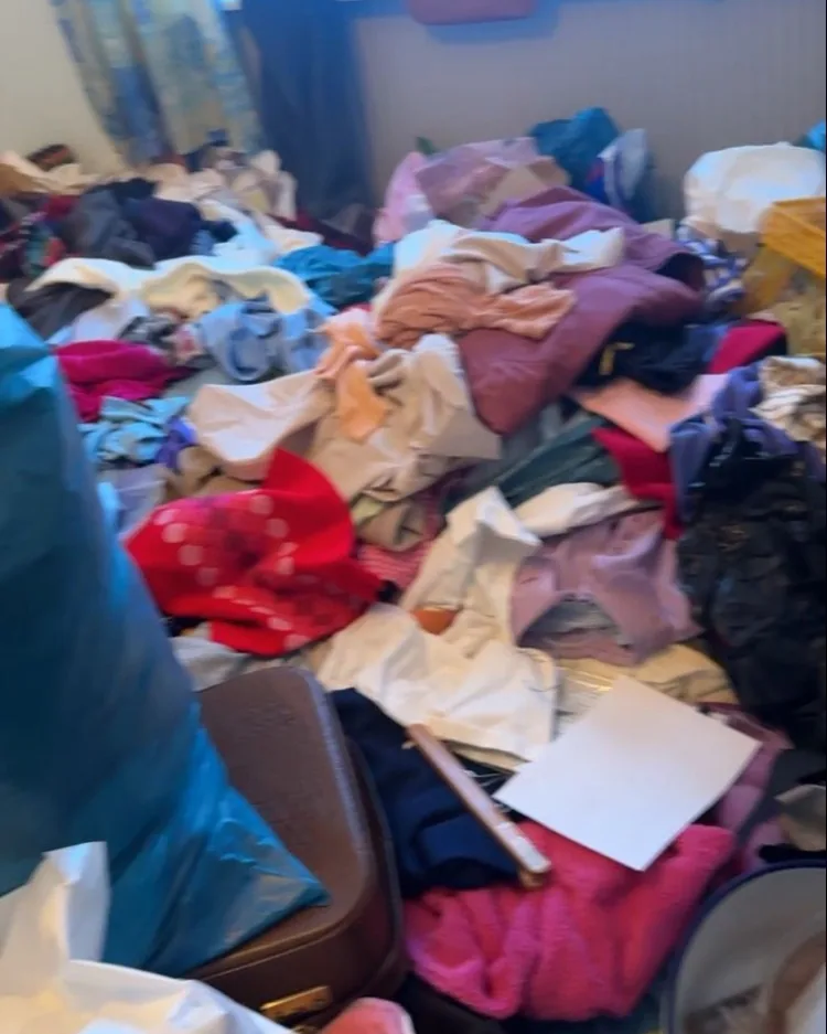 Schlafzimmer einer Messie-Wohnung vor der Räumung