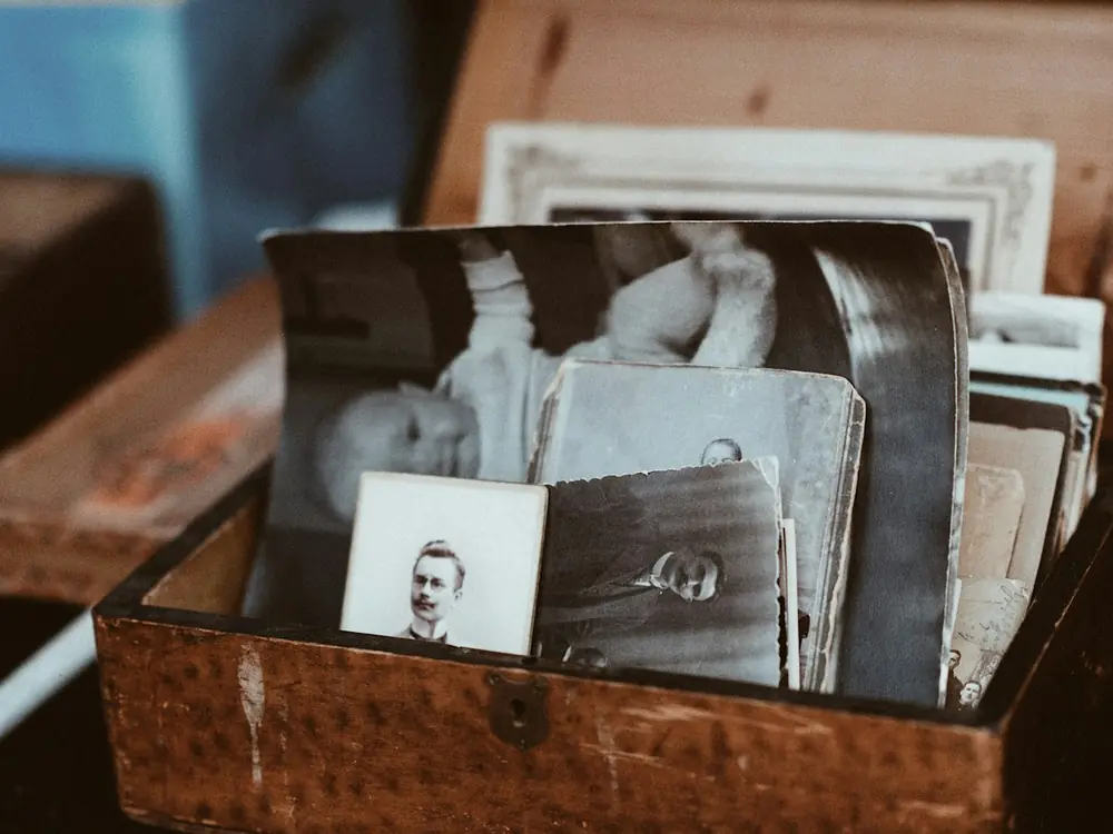 Alte Familienfotos in einer Holzkiste